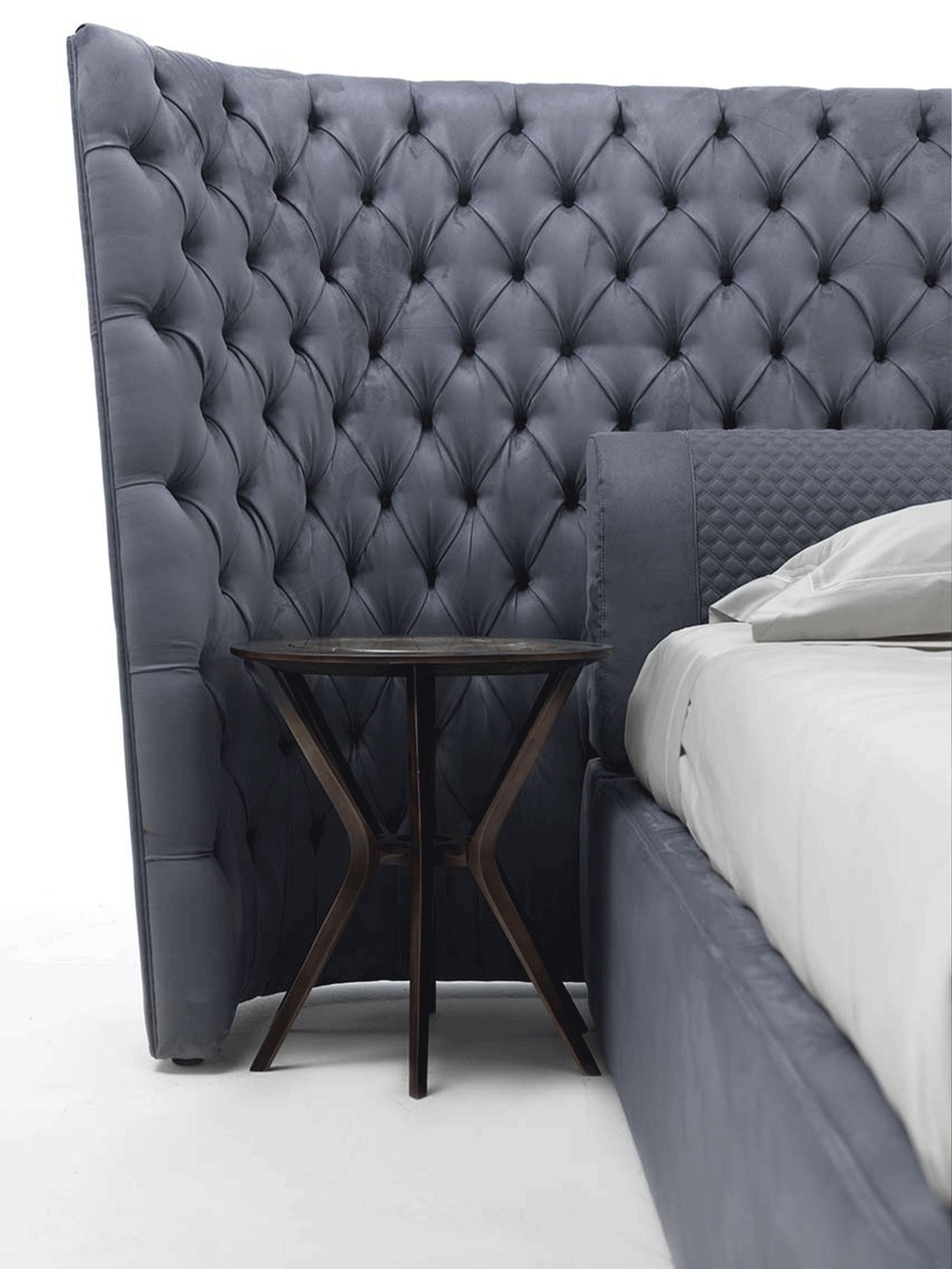 Medici grand lit design haut de gamme avec grand tête de lit capitonnée, coussins lombaires intégrés et structure épurée. Disponible chez D-Style Interior.