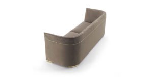 Ranieri canapé design haut de gamme par Vittoria Frigerio, un canapé raffiné aux lignes classiques et finitions dorées. Disponible chez D-Style Interior.