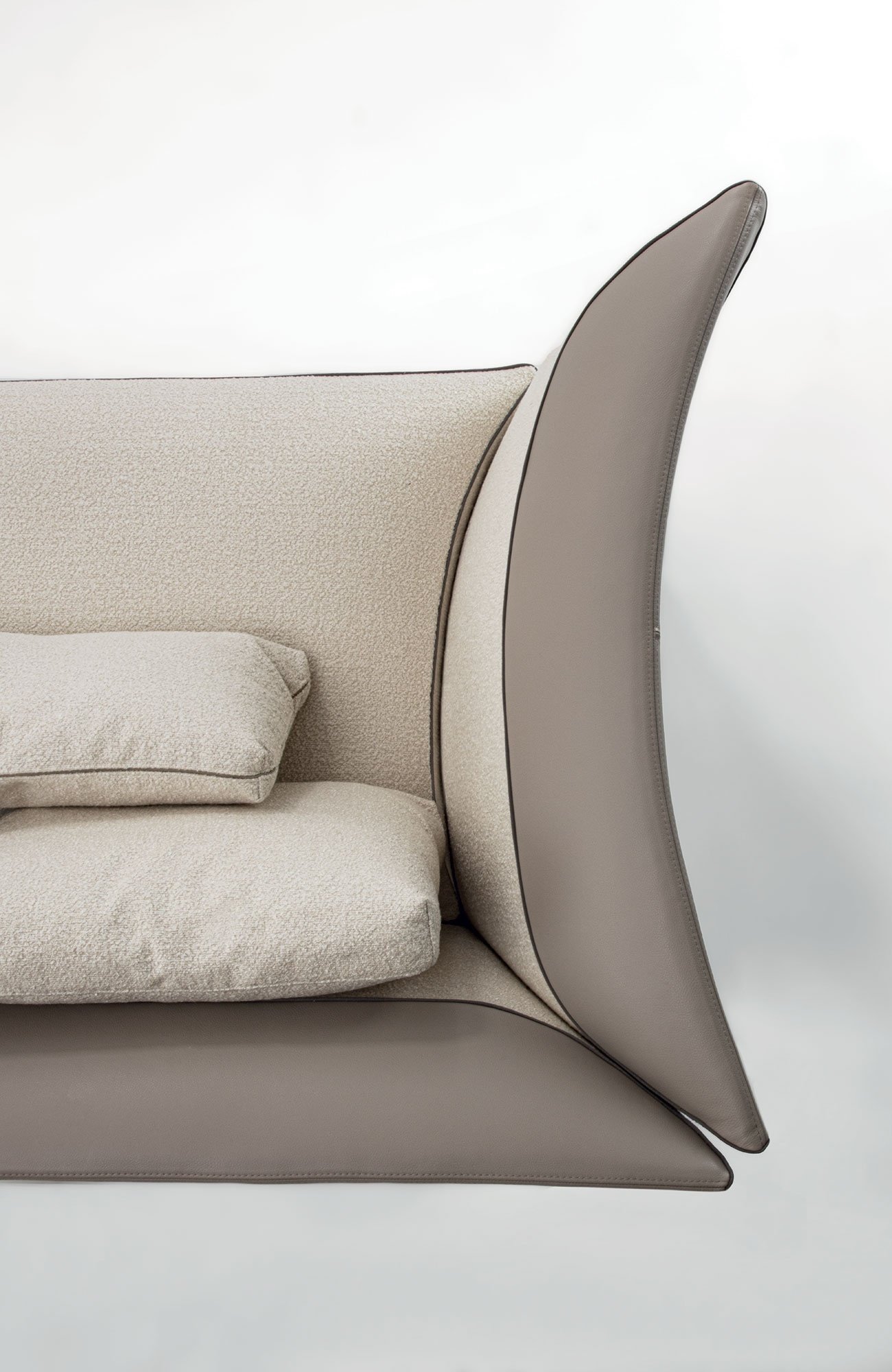 Vivaldi canapé design haut de gamme par Vittoria Frigerio, au confort raffiné et aux finitions précieuses. Disponible chez D-Style Interior.