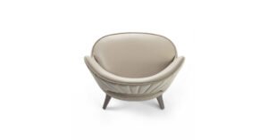 Reina fauteuil design haut de gamme par Vittoria Frigerio, avec base en bois massif et dossier brodé à ouverture demi-lune. Élégance italienne et confort intemporel. Disponible chez D-Style Interior.