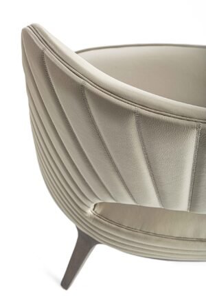 Reina fauteuil design haut de gamme par Vittoria Frigerio, avec base en bois massif et dossier brodé à ouverture demi-lune. Élégance italienne et confort intemporel. Disponible chez D-Style Interior.
