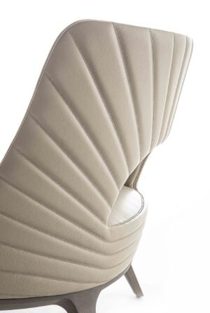 Reina fauteuil design haut de gamme par Vittoria Frigerio, avec base en bois massif et dossier brodé à ouverture demi-lune. Élégance italienne et confort intemporel. Disponible chez D-Style Interior.