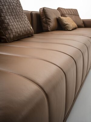 Brivio canapé design haut de gamme par Vittoria Frigerio, aux lignes contemporaines et finitions luxueuses. Disponible chez D-Style Interior.