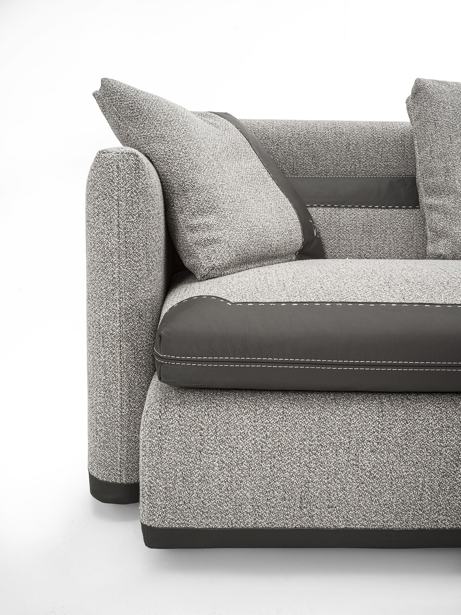 Spinola canapé design haut de gamme par Vittoria Frigerio, lignes géométriques élégantes et finitions cuir raffinées. Disponible chez D-Style Interior.