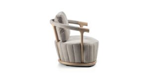 Mora fauteuil design haut de gamme en bois et tissu par Vittoria Frigerio, alliant élégance italienne et confort raffiné. Disponible chez D-Style Interior.