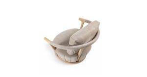 Mora fauteuil design haut de gamme en bois et tissu par Vittoria Frigerio, alliant élégance italienne et confort raffiné. Disponible chez D-Style Interior.