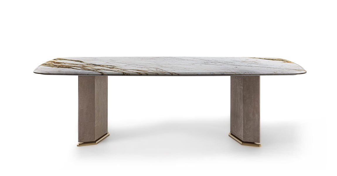 Pinto table de Vittoria Frigerio, avec plateau en marbre biseauté et base matelassée en cuir. Un design luxueux et personnalisable. Disponible chez D-Style Interior.