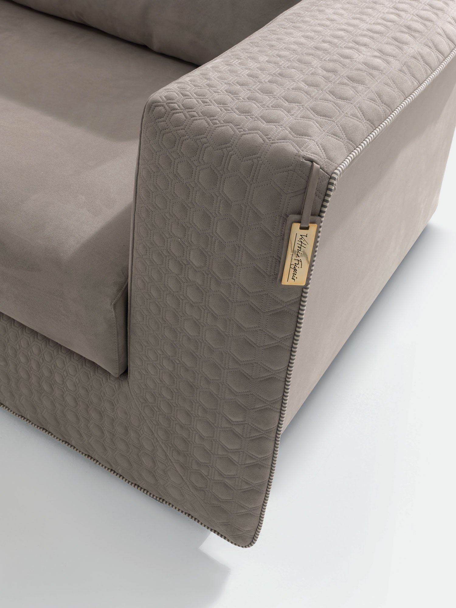 Appiani canapé design haut de gamme par Vittoria Frigerio au style contemporain et raffiné, avec matelassage dégradé et structure modulaire. Disponible chez D-Style Interior.
