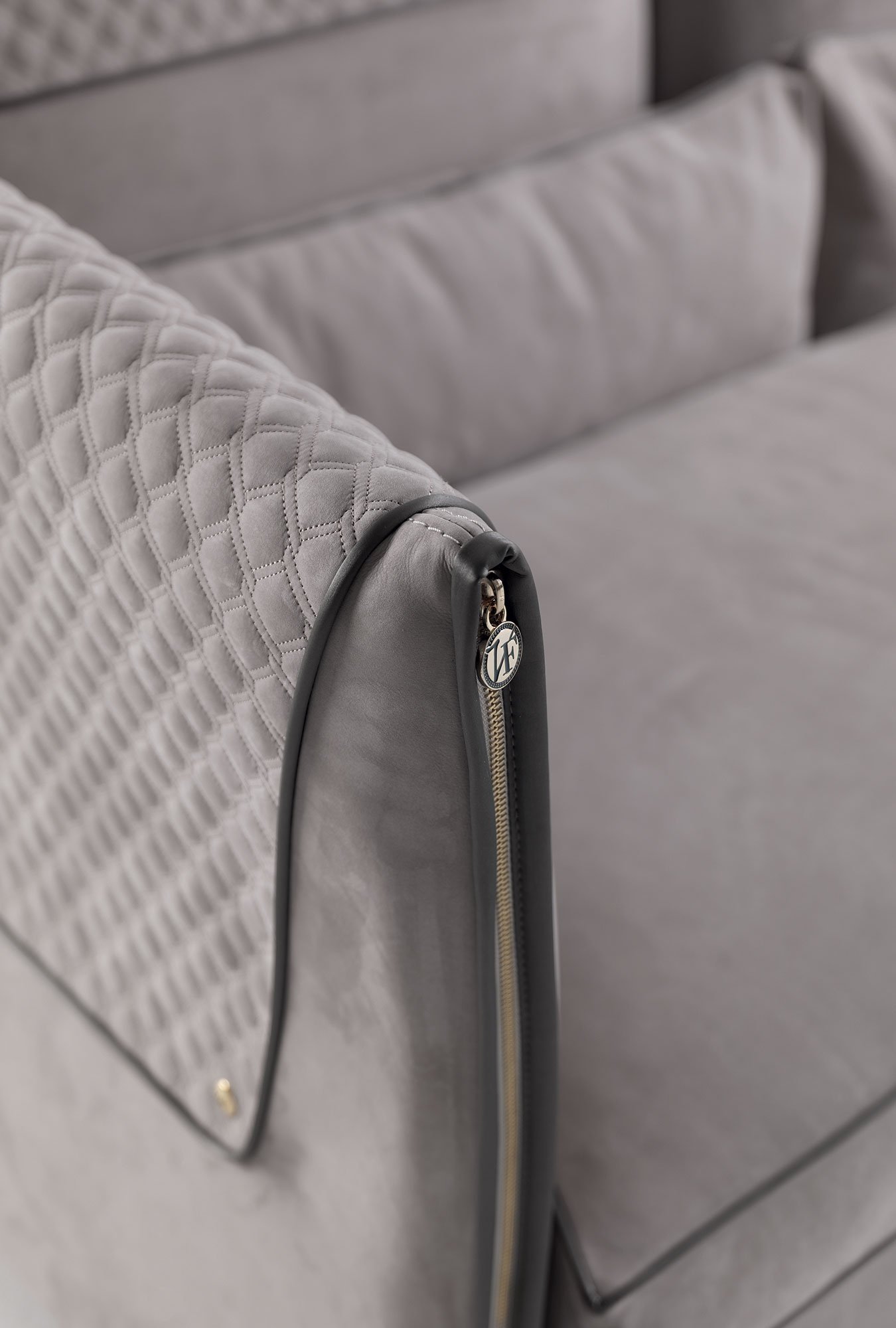 Clivio canapé design haut de gamme par Vittoria Frigerio au style contemporain et raffiné, avec détails dorés et finitions artisanales d’exception. Disponible chez D-Style Interior.