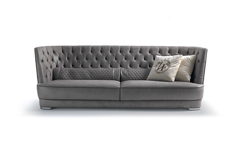 Greppi High Capitonné canapé design haut de gamme par Vittoria Frigerio, au dossier capitonné à la main de 88 cm et structure géométrique élégante. Disponible chez D-Style Interior.