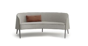Poggi canapé de Vittoria Frigerio, un modèle compact au style raffiné, avec dossier matelassé et pieds en bois massif. Disponible chez D-Style Interior.