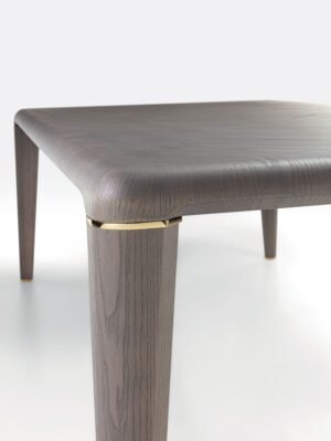 Rubini table de Vittoria Frigerio, une pièce élégante en bois précieux avec inserts métalliques, au design intemporel. Disponible chez D-Style Interior.