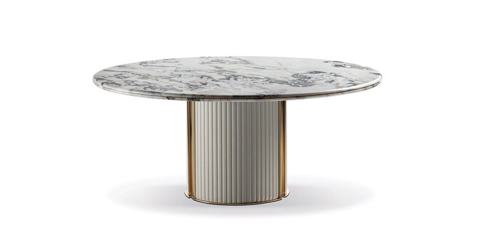 Corsini table design haut de gamme par Vittoria Frigerio, avec base en cuir matelassé et plateau marbre ou bois selon la version. Disponible chez D-Style Interior.