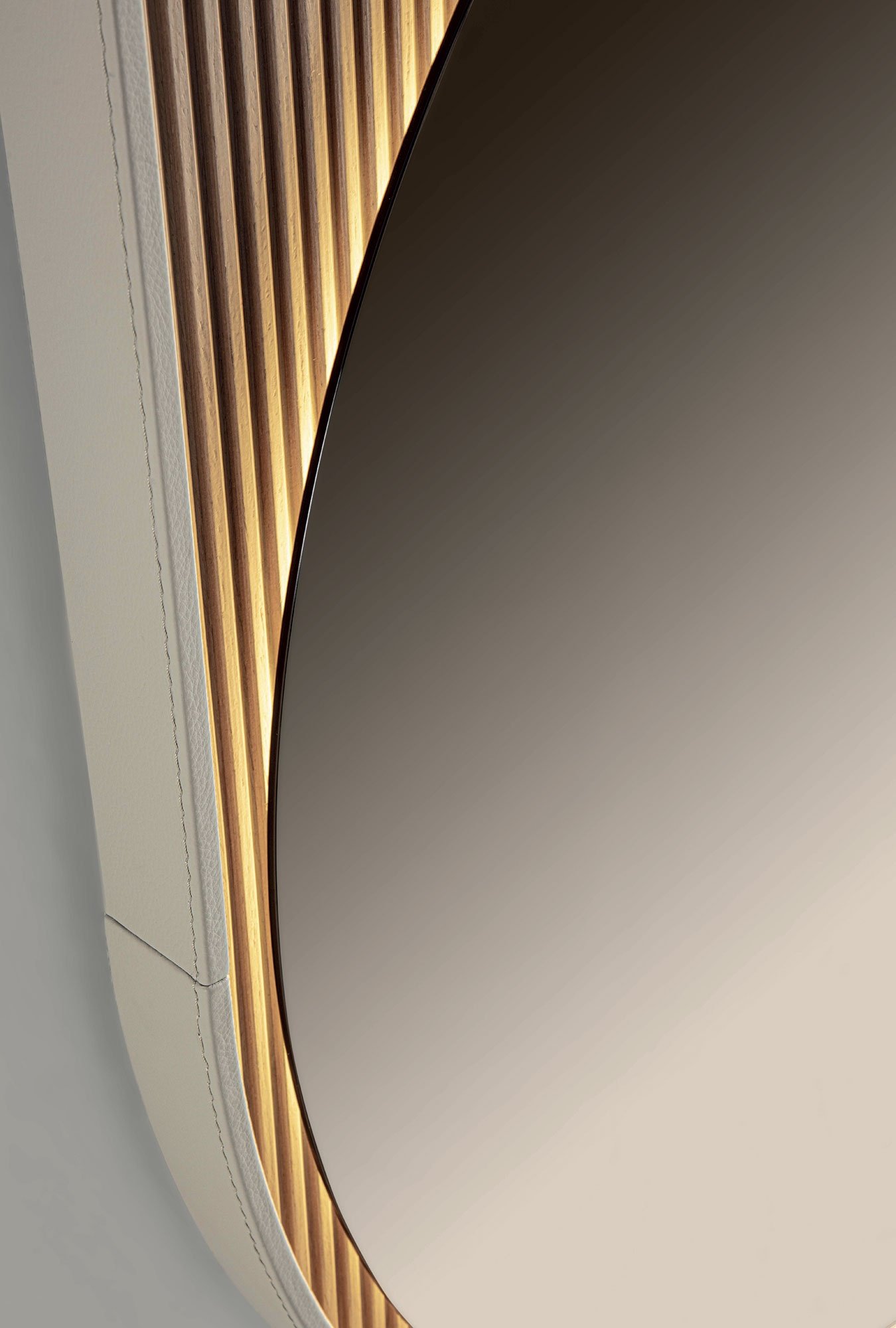 Miani miroir design haut de gamme par Vittoria Frigerio, avec verre bronze, cadre cuir et éclairage LED. Disponible chez D-Style Interior.