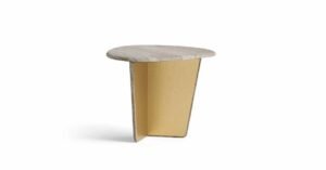 Monroy table basse haut de gamme en marbre avec base asymétrique et insert métallique contrasté. Disponible chez D-Style Interior.