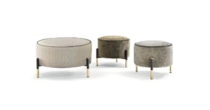 Araldo pouf de Vittoria Frigerio, alliance de textures nobles et de détails dorés. Élégance italienne disponible chez D-Style Interior.