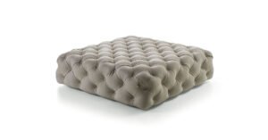 Cipriani pouf de Vittoria Frigerio présente une finition capitonnée luxueuse avec détails signature VF. Disponible chez D-Style Interior.