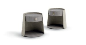Contarini table de chevet de Vittoria Frigerio, un meuble de luxe avec matelassage fin et poignée logo VF. Disponible chez D-Style Interior.