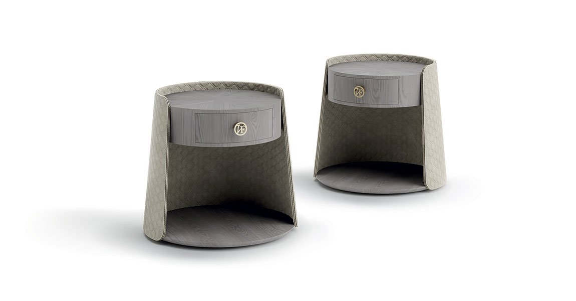 Contarini table de chevet de Vittoria Frigerio, un meuble de luxe avec matelassage fin et poignée logo VF. Disponible chez D-Style Interior.