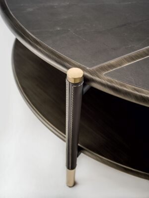 Araldo table basse design haut de gamme en cuir cuoio, bois laqué Bronze Patiné et inserts en grès effet marbre. Disponible chez D-Style Interior.