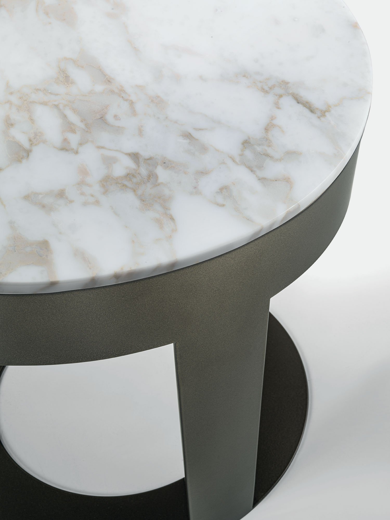 Biffi table basse de Vittoria Frigerio avec plateau en marbre ou grès et base métallique minimaliste. Disponible chez D-Style Interior.