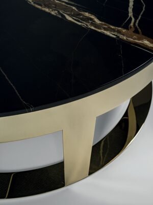 Biffi table basse de Vittoria Frigerio avec plateau en marbre ou grès et base métallique minimaliste. Disponible chez D-Style Interior.