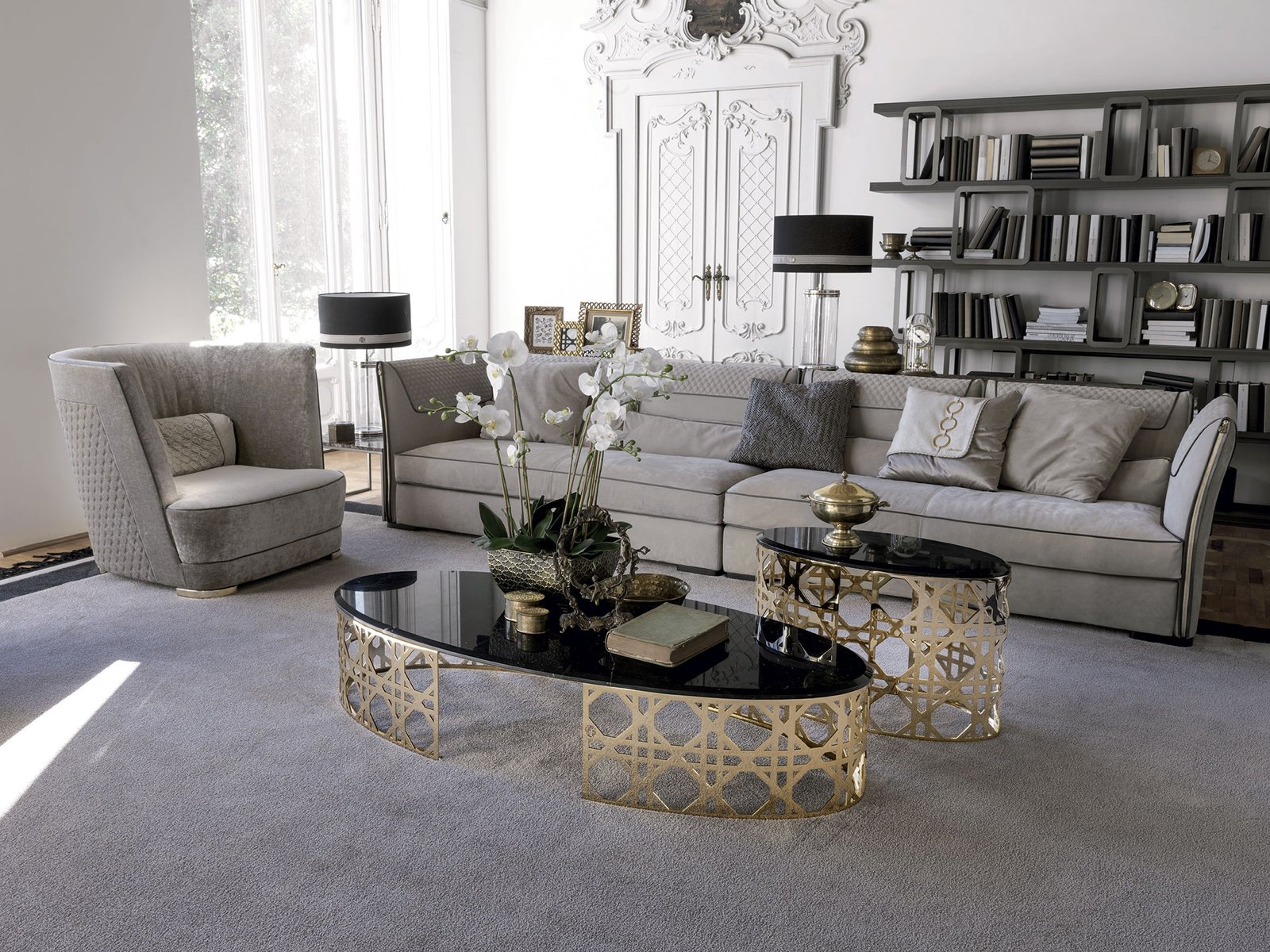 Este table basse design haut de gamme avec base métallique découpée au laser et plateau en marbre. Disponible chez D-Style Interior.