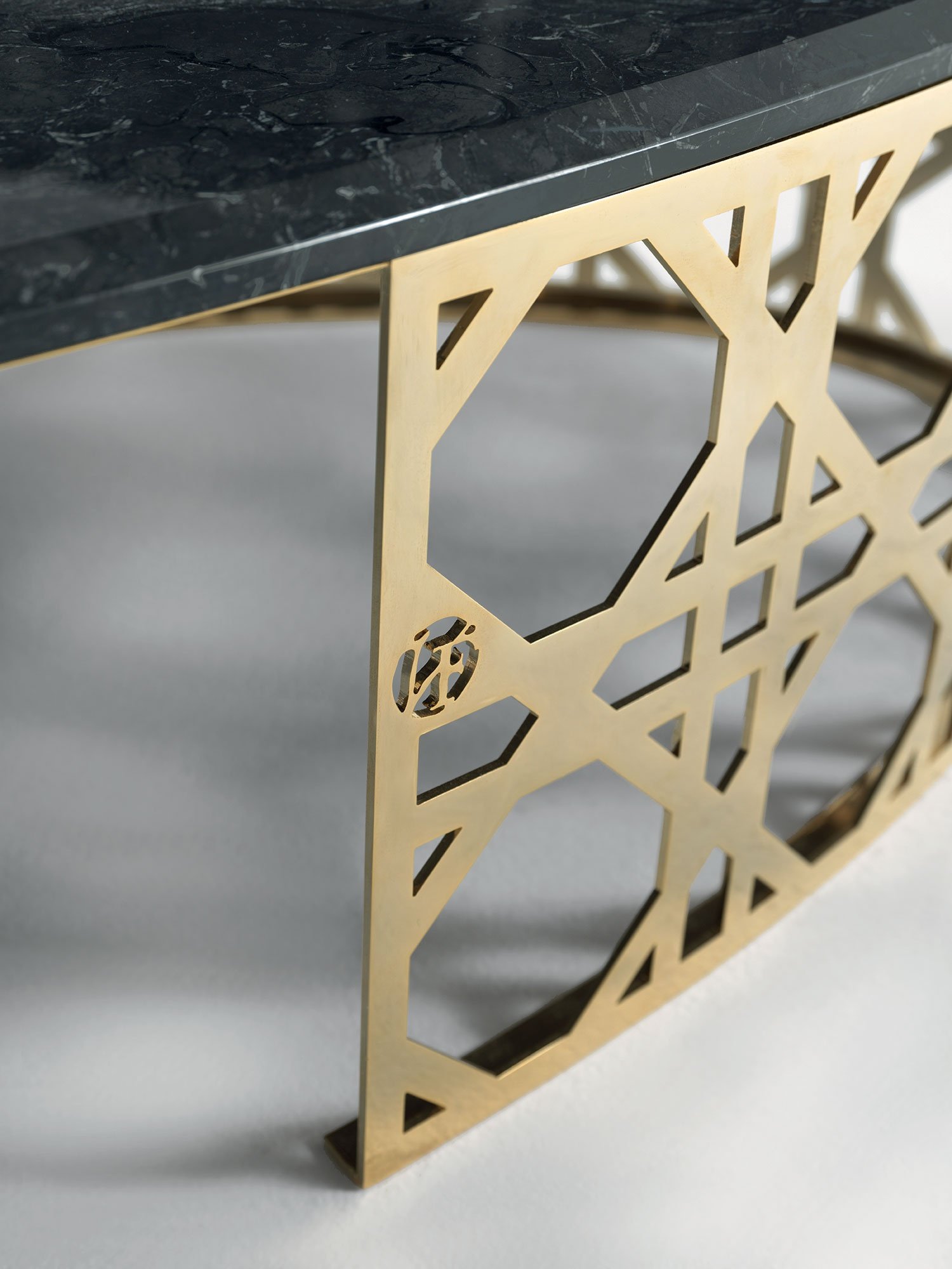 Este table basse design haut de gamme avec base métallique découpée au laser et plateau en marbre. Disponible chez D-Style Interior.