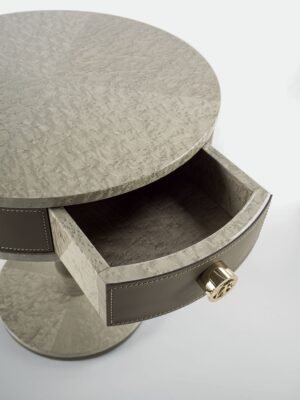 Salis table d’appoint haut de gamme en bois et cuir avec tiroir intégré, finitions personnalisables et poignée logo VF. Disponible chez D-Style Interior.