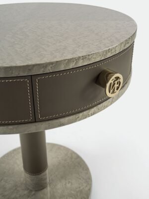 Salis table d’appoint haut de gamme en bois et cuir avec tiroir intégré, finitions personnalisables et poignée logo VF. Disponible chez D-Style Interior.
