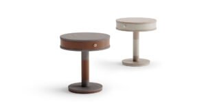 Salis table d’appoint haut de gamme en bois et cuir avec tiroir intégré, finitions personnalisables et poignée logo VF. Disponible chez D-Style Interior.