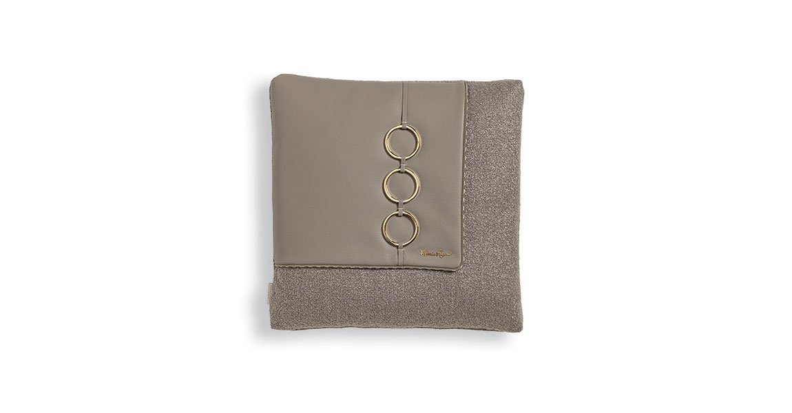 VF02 coussin design en tissu précieux avec détail en cuir et fermoir métallique, disponible en trois couleurs. Disponible chez D-Style Interior.
