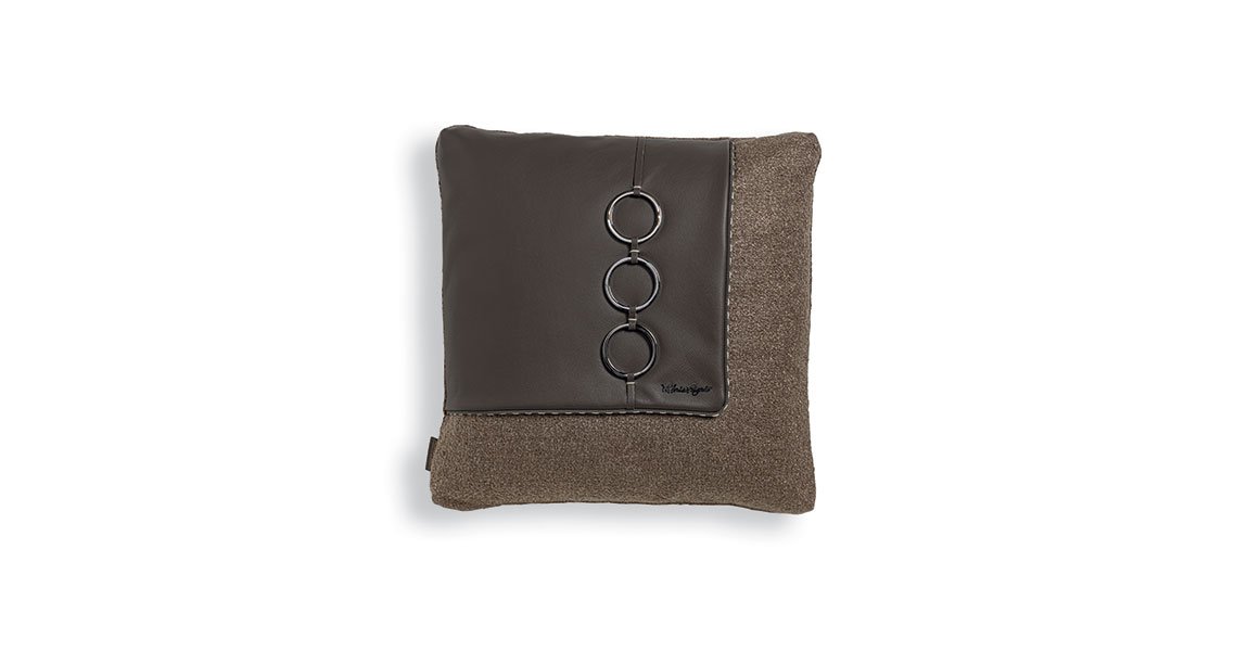 VF02 coussin design en tissu précieux avec détail en cuir et fermoir métallique, disponible en trois couleurs. Disponible chez D-Style Interior.