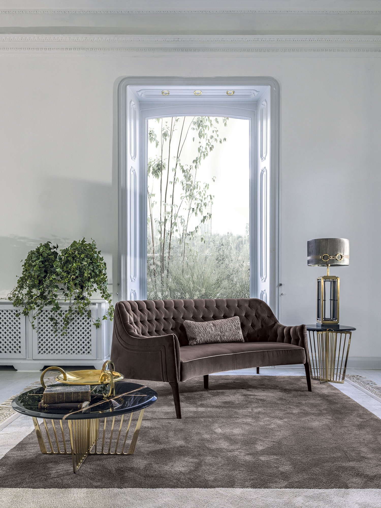 Poggi Capitonné canapé design haut de gamme par Vittoria Frigerio, au dossier matelassé cousu main et pieds en bois massif. Élégance italienne et savoir-faire artisanal. Disponible chez D-Style Interior.