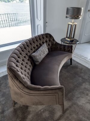 Poggi Capitonné canapé design haut de gamme par Vittoria Frigerio, au dossier matelassé cousu main et pieds en bois massif. Élégance italienne et savoir-faire artisanal. Disponible chez D-Style Interior.