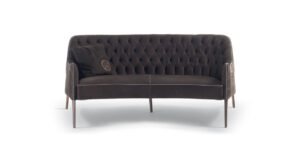 Poggi Capitonné canapé design haut de gamme par Vittoria Frigerio, au dossier matelassé cousu main et pieds en bois massif. Élégance italienne et savoir-faire artisanal. Disponible chez D-Style Interior.