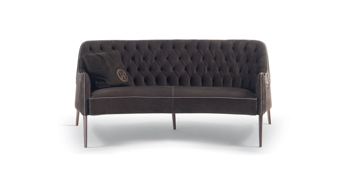 Poggi Capitonné canapé design haut de gamme par Vittoria Frigerio, au dossier matelassé cousu main et pieds en bois massif. Élégance italienne et savoir-faire artisanal. Disponible chez D-Style Interior.