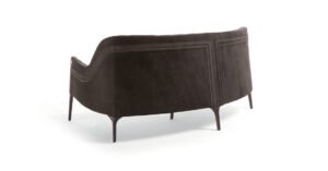 Poggi Capitonné canapé design haut de gamme par Vittoria Frigerio, au dossier matelassé cousu main et pieds en bois massif. Élégance italienne et savoir-faire artisanal. Disponible chez D-Style Interior.