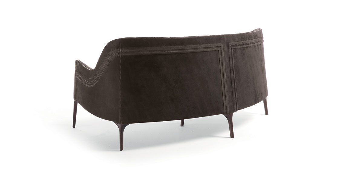 Poggi Capitonné canapé design haut de gamme par Vittoria Frigerio, au dossier matelassé cousu main et pieds en bois massif. Élégance italienne et savoir-faire artisanal. Disponible chez D-Style Interior.