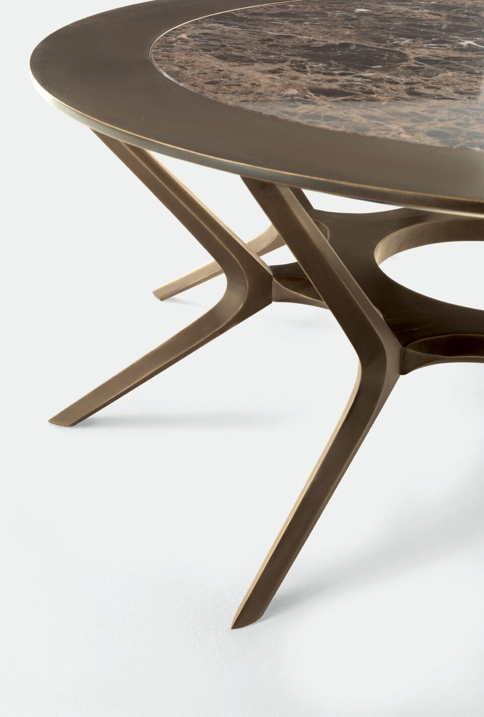 Ducci table basse haut de gamme en bois massif bronze patiné avec plateau en marbre ou grès. Design sculptural et finitions raffinées. Disponible chez D-Style Interior.