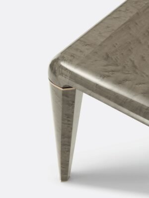Rubini table de Vittoria Frigerio, une pièce élégante en bois précieux avec inserts métalliques, au design intemporel. Disponible chez D-Style Interior.