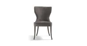Adda chaise design haut de gamme par Vittoria Frigerio, aux lignes élégantes et au dossier enveloppant, avec matelassage raffiné et pieds en frêne massif. Disponible chez D-Style Interior.