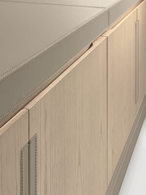Lanza buffet en cuir par Vittoria Frigerio, finitions bois nobles, étagères en verre et éclairage LED. Une pièce haut de gamme disponible chez D-Style Interior.