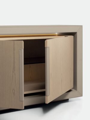 Lanza buffet en cuir par Vittoria Frigerio, finitions bois nobles, étagères en verre et éclairage LED. Une pièce haut de gamme disponible chez D-Style Interior.