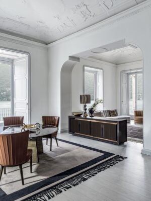 Lanza buffet en cuir par Vittoria Frigerio, finitions bois nobles, étagères en verre et éclairage LED. Une pièce haut de gamme disponible chez D-Style Interior.