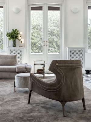 Piola Capitonné Bergère fauteuil design haut de gamme par Vittoria Frigerio avec dossier capitonné et ailes enveloppantes. Disponible chez D-Style Interior.
