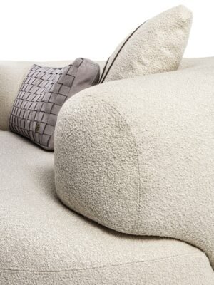Monaco canapé design haut de gamme par Vittoria Frigerio, aux formes douces et modulables, avec base en cuir et finitions raffinées. Disponible chez D-Style Interior.