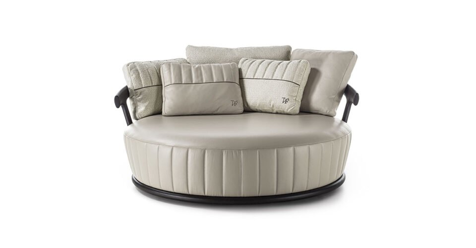 Mora canapé design haut de gamme par Vittoria Frigerio, structure en bois massif, coussins brodés et confort exceptionnel. Disponible chez D-Style Interior.