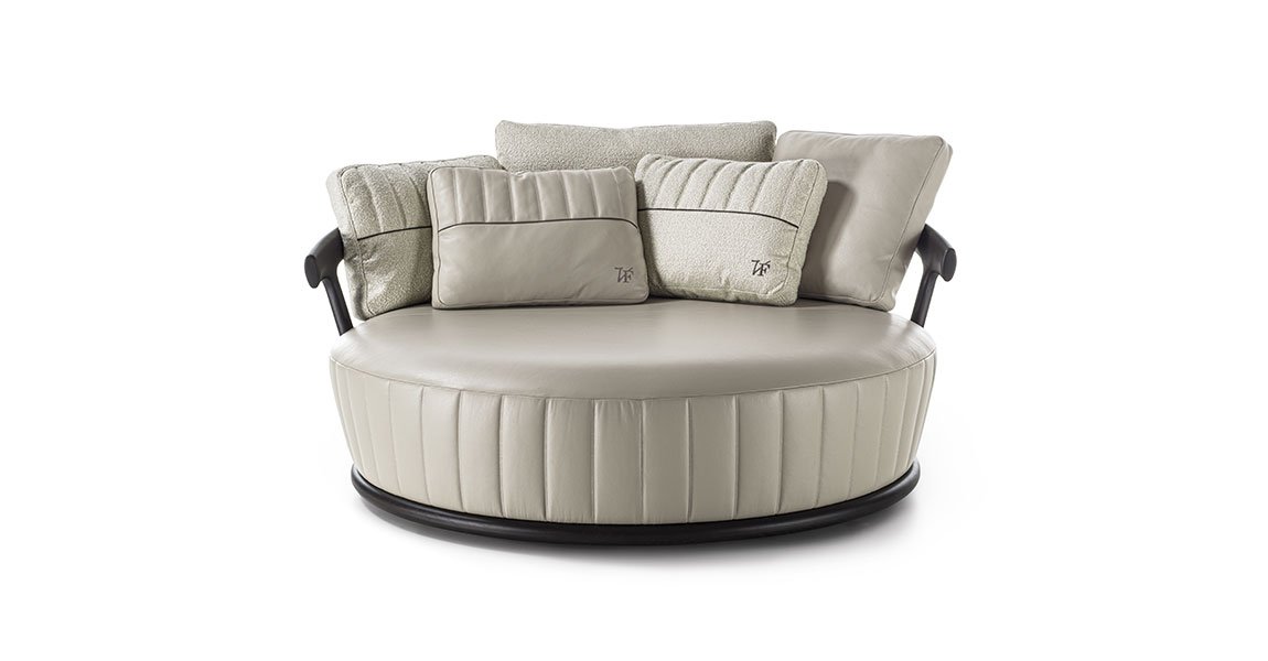 Mora canapé design haut de gamme par Vittoria Frigerio, structure en bois massif, coussins brodés et confort exceptionnel. Disponible chez D-Style Interior.