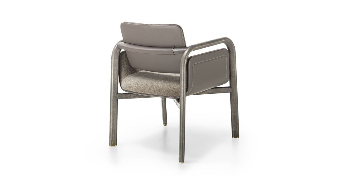 Grace chaise design haut de gamme avec accoudoirs par Vittoria Frigerio, élégante et confortable, parfaite pour la salle à manger. Disponible chez D-Style Interior.